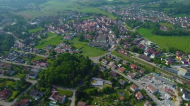 Almanya 'daki eski bir şehir merkezinin havadan görünüşü. Baharın güneşli bir gününde.
