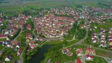 Almanya 'daki eski bir şehir merkezinin havadan görünüşü. Baharın güneşli bir gününde.