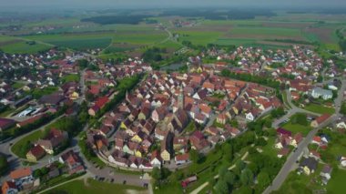 Almanya 'daki eski bir şehir merkezinin havadan görünüşü. Baharın güneşli bir gününde.