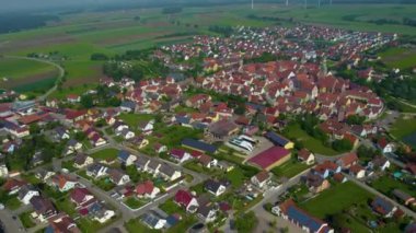 Almanya 'da bir şehrin havadan görünüşü. Baharın güneşli bir gününde.