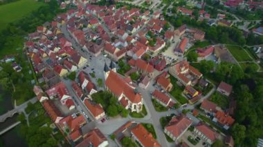 Almanya 'da bir şehrin havadan görünüşü. Baharın güneşli bir gününde.