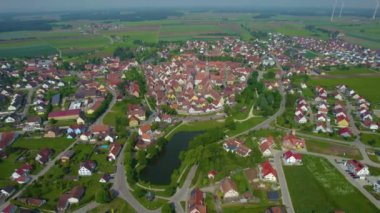 Almanya 'da bir şehrin havadan görünüşü. Baharın güneşli bir gününde.