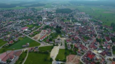 Almanya 'da bir şehrin havadan görünüşü. Baharın güneşli bir gününde.