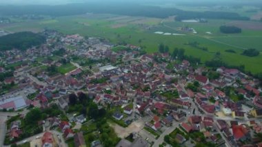 Almanya 'da bir şehrin havadan görünüşü. Baharın güneşli bir gününde.
