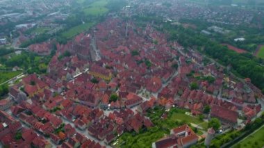 Almanya 'da bir şehrin havadan görünüşü. Baharın güneşli bir gününde.