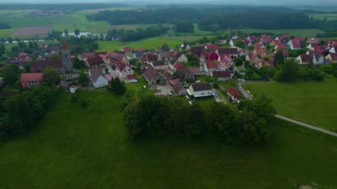 Almanya 'da bir şehrin havadan görünüşü. Baharın güneşli bir gününde.
