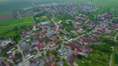 Almanya 'da bir şehrin havadan görünüşü. Baharın güneşli bir gününde.