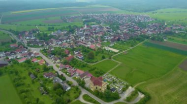 Almanya 'da bir şehrin havadan görünüşü. Baharın güneşli bir gününde.