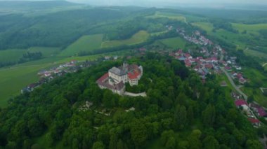 Almanya 'da bir şehrin havadan görünüşü. Baharın güneşli bir gününde.