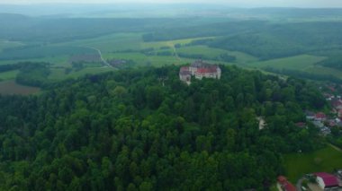 Almanya 'da bir şehrin havadan görünüşü. Baharın güneşli bir gününde.