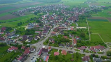 Almanya 'da bir şehrin havadan görünüşü. Baharın güneşli bir gününde.