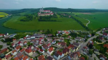 Almanya 'da bir şehrin havadan görünüşü. Baharın güneşli bir gününde.