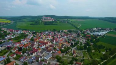 Almanya 'da bir şehrin havadan görünüşü. Baharın güneşli bir gününde.