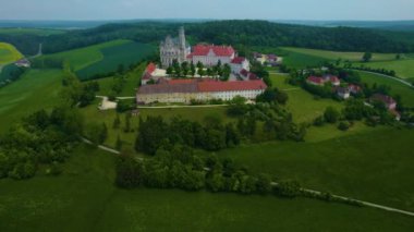 Almanya 'da bir şehrin havadan görünüşü. Baharın güneşli bir gününde.