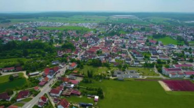Almanya 'da bir şehrin havadan görünüşü. Baharın güneşli bir gününde.