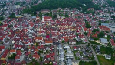Almanya 'da bir şehrin havadan görünüşü. Baharın güneşli bir gününde.