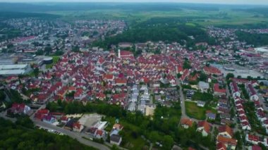 Almanya 'da bir şehrin havadan görünüşü. Baharın güneşli bir gününde.