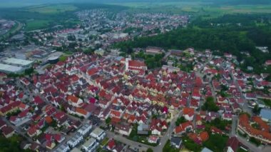 Almanya 'da bir şehrin havadan görünüşü. Baharın güneşli bir gününde.