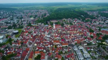 Almanya 'da bir şehrin havadan görünüşü. Baharın güneşli bir gününde.