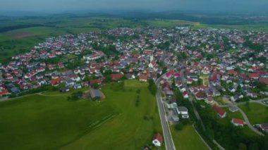Almanya 'da bir şehrin havadan görünüşü. Baharın güneşli bir gününde.