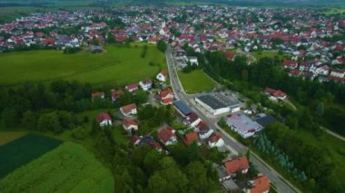 Almanya 'da bir şehrin havadan görünüşü. Baharın güneşli bir gününde.