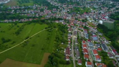 Almanya 'da bir şehrin havadan görünüşü. Baharın güneşli bir gününde.