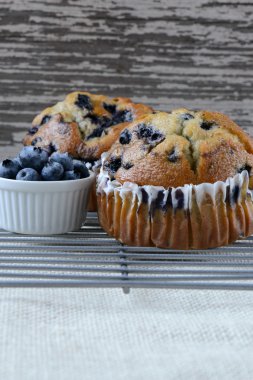 Taze yabanmersini Muffins rustik çuval bezi üzerinde