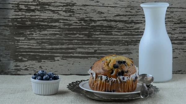 Fresh Blueberry Muffin on Rustic Burlap — Stock Photo, Image