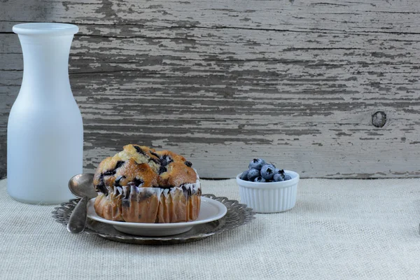 Muffin aux bleuets frais sur toile de jute rustique — Photo