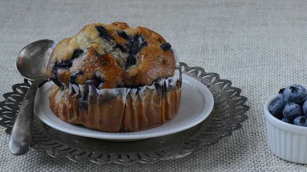 Fresh Blueberry Muffin on Rustic Burlap — Stock Photo, Image