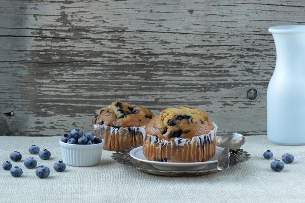 Frische Blaubeermuffins auf rustikalem Burlap — Stockfoto