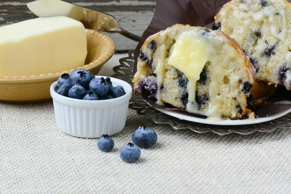 Čerstvé borůvkové muffin na Rustic Burlap — Stock fotografie