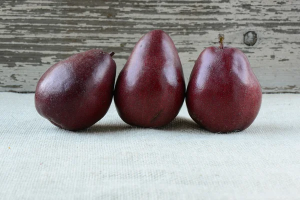 Red Pears on Burlap and Wood Background — Stock Photo, Image