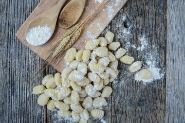 Gnocchi kesme tahtası ve rustik ahşap arka plan