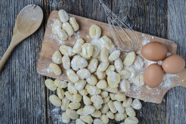 Gnocchi kesme tahtası ve rustik ahşap arka plan
