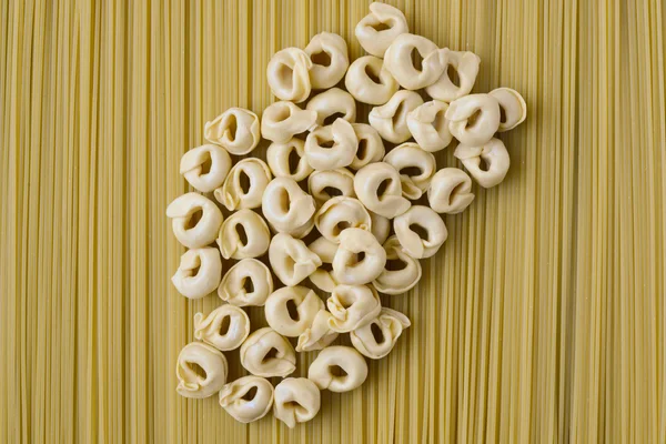 Tortellini with Spaghetti on Full Background — Stock Photo, Image