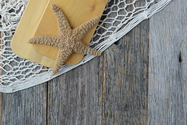 Vela remos com rede de peixes, corda e Starfish em madeira — Fotografia de Stock