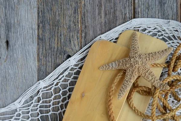 Vela remos com rede de peixes, corda e Starfish em madeira — Fotografia de Stock