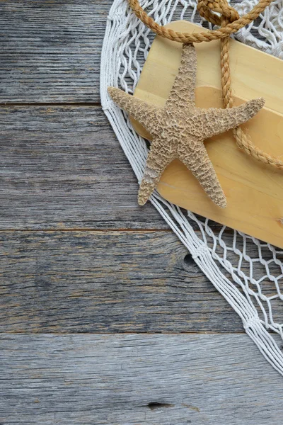 Vela remos com rede de peixes, corda e Starfish em madeira — Fotografia de Stock