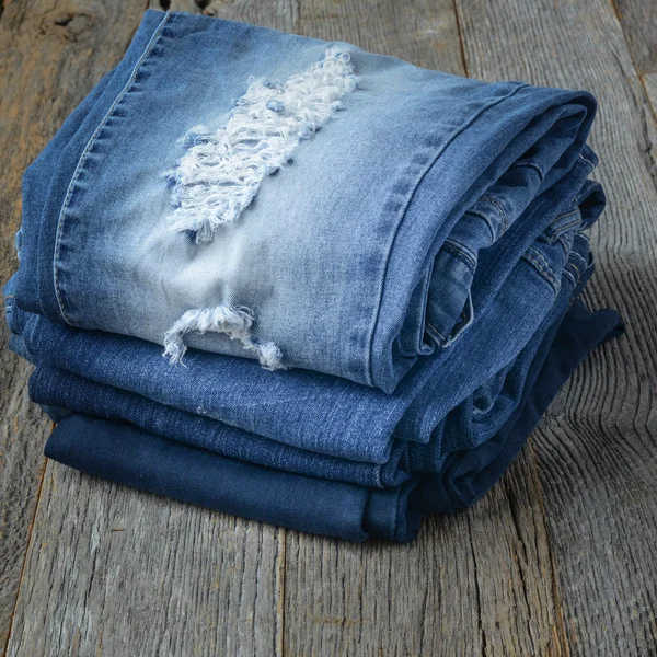 Jeans de ganga em fundo de madeira — Fotografia de Stock