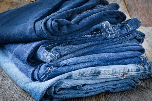 Jeans auf Holz Hintergrund — Stockfoto