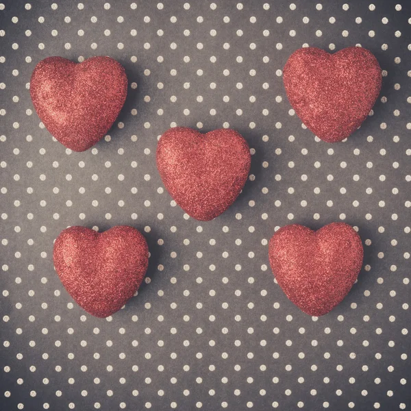 Herzen mit rotem Glitzer auf gepunktetem Hintergrund — Stockfoto