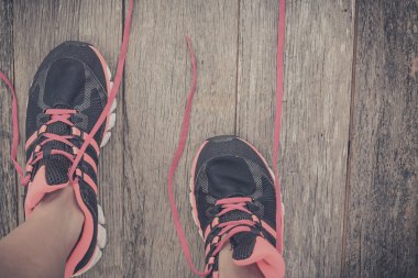 Ayak. Birinci şahıs bakış rustik ahşap zemin üzerine.