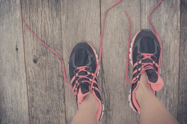 Ayak. Birinci şahıs bakış rustik ahşap zemin üzerine.