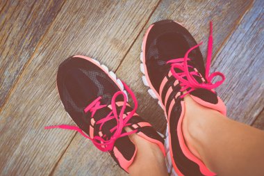 Ayak. Birinci şahıs bakış rustik ahşap zemin üzerine.