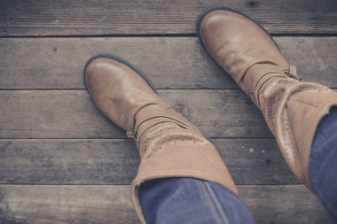 Ayak. Birinci şahıs bakış rustik ahşap zemin üzerine.