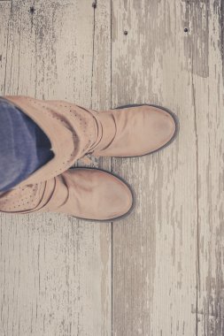 Ayak. Birinci şahıs bakış rustik ahşap zemin üzerine.