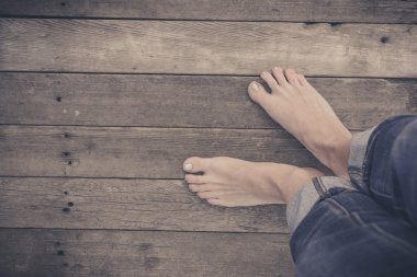 Ayak. Birinci şahıs bakış rustik ahşap zemin üzerine.