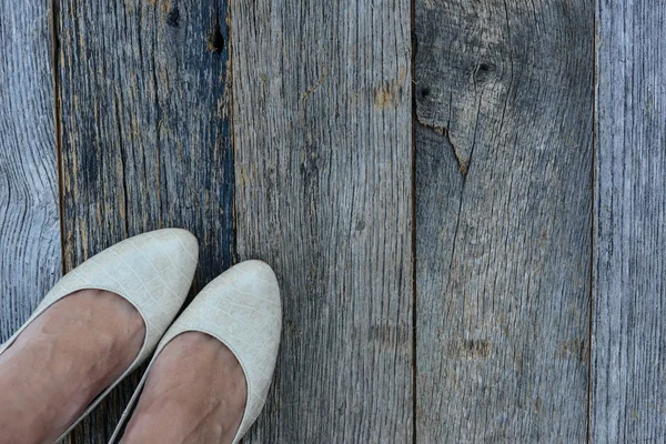 Pies. Vista en primera persona sobre fondo de madera rústica . — Foto de Stock