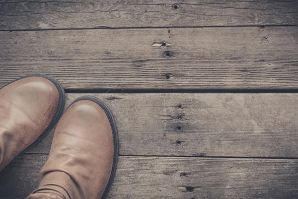 Pieds. Vue à la première personne sur fond de bois rustique . — Photo